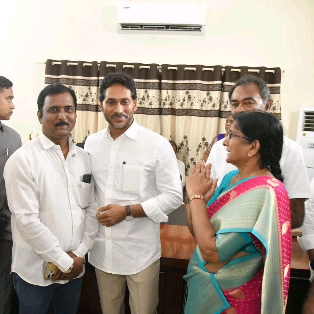 రాష్ట్ర మాజీ ముఖ్యమంత్రివర్యులు వైయస్ జగన్మోహన్ రెడ్డి