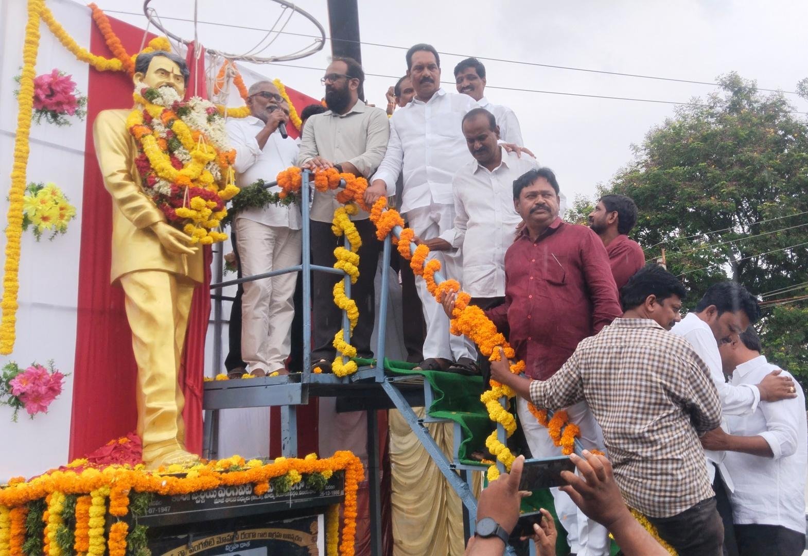 వంగవీటి మోహనరంగా కు ఘన నివాళులర్పించిన మాజీ ఎమ్మెల్యే