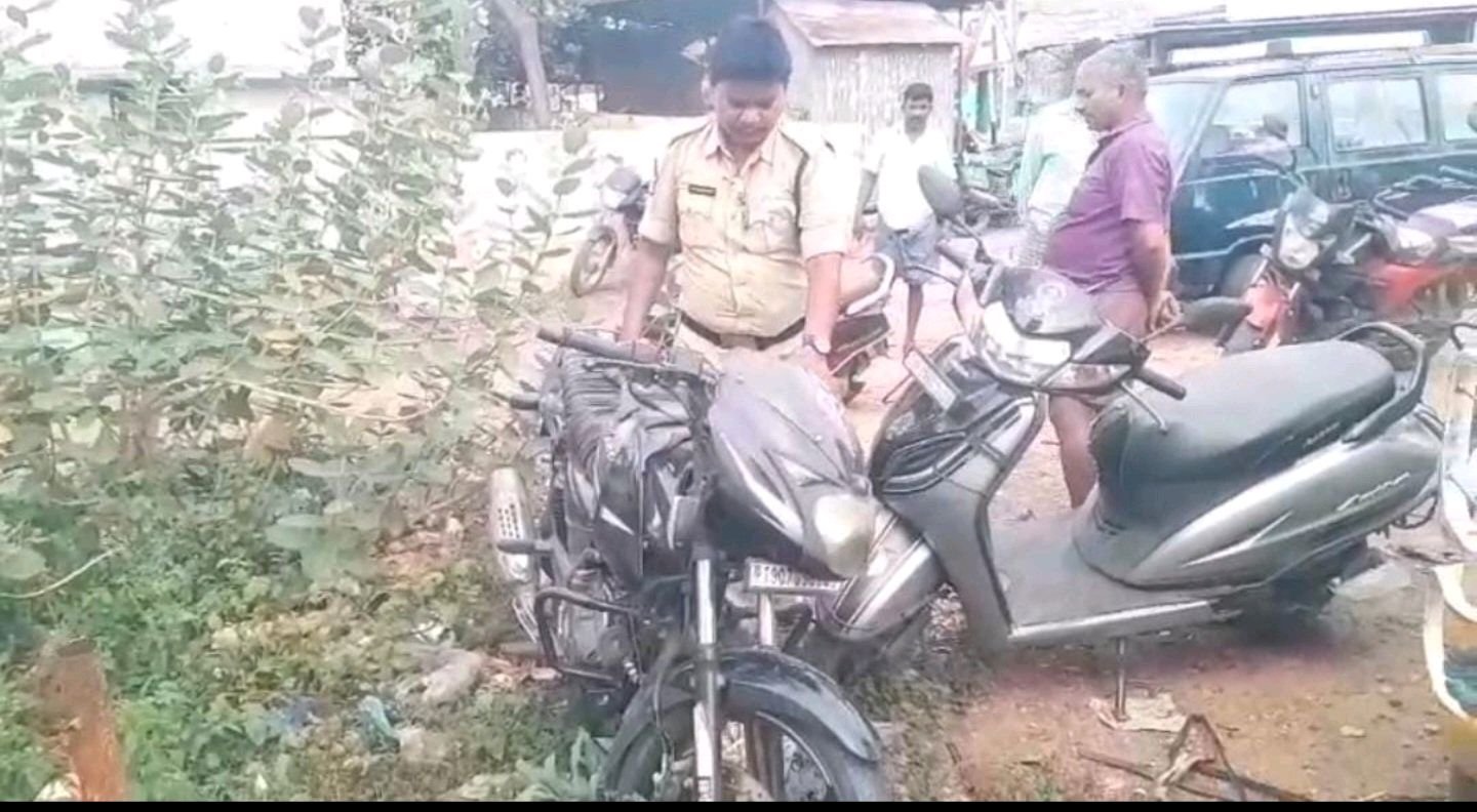 గత రెండు నెలలుగా ఉన్న ద్విచక్ర వాహనం. పోలీసులు విచారణ