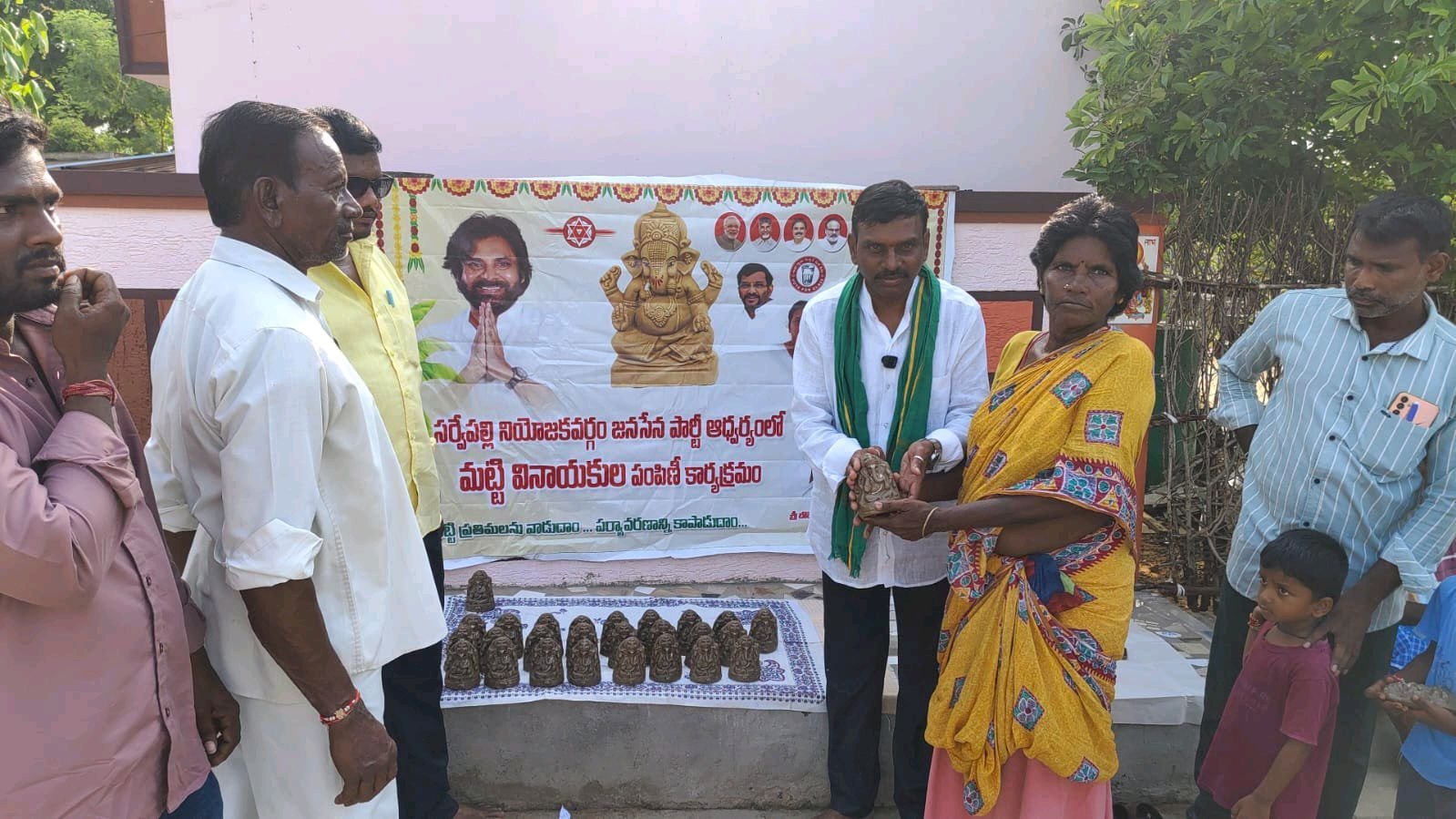 *తిరుమలమ్మపాలెంలో మట్టి వినాయక ప్రతిమల పంపిణీ*