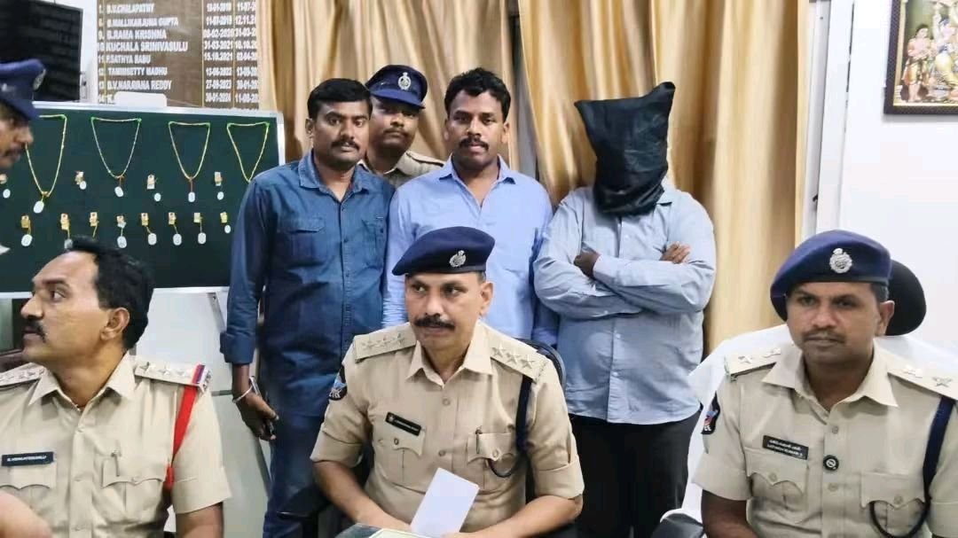 🚨 “పెద్దయ్యా… మీ ఉంగరం చాలా బాగుంది!”