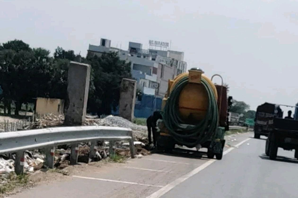 కాళంగి నది పక్కన అక్రమ సెప్టిక్ వ్యర్థాల డంపింగ్