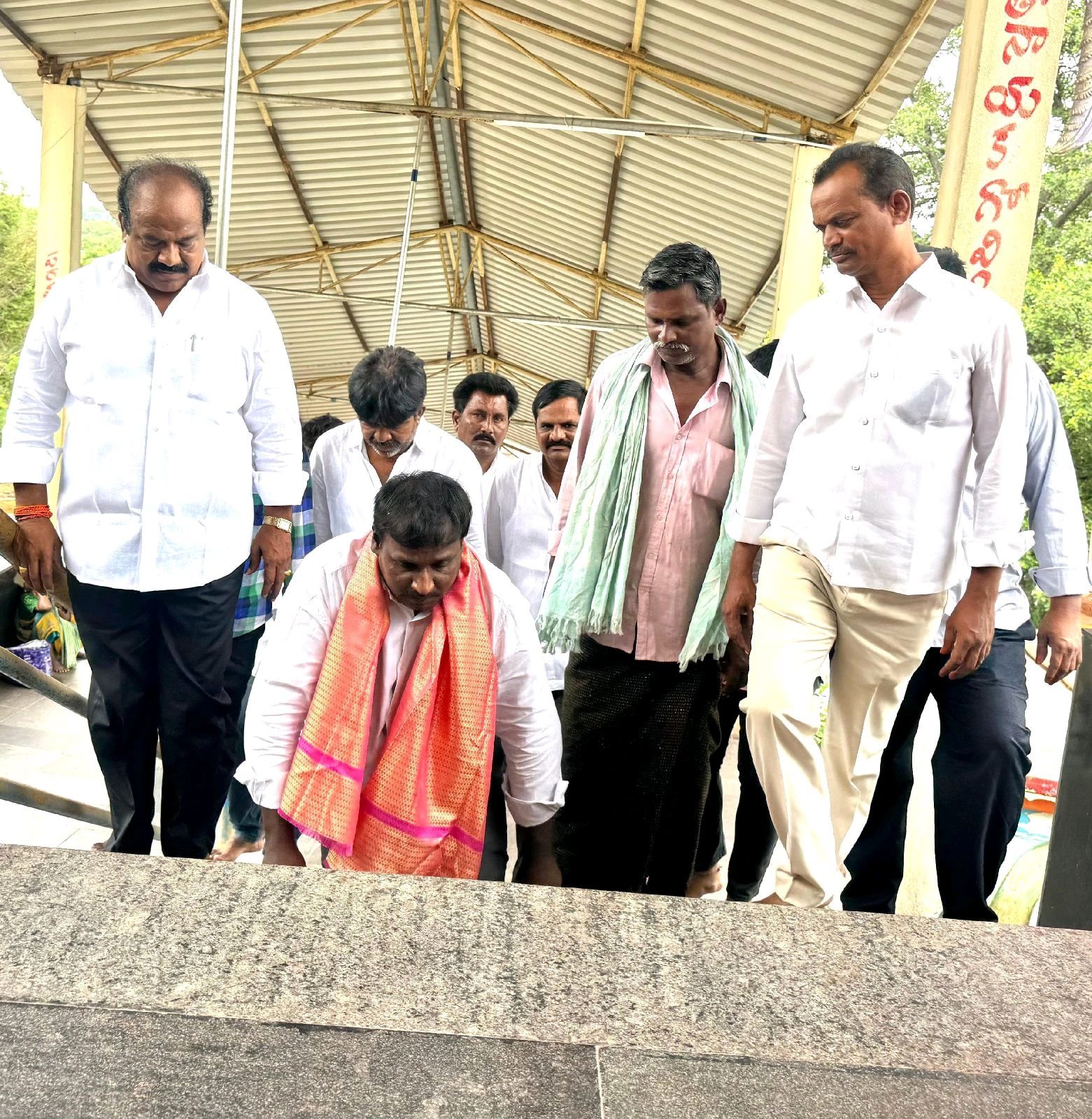 జగన్ మళ్లీ ముఖ్యమంత్రి కావాలి. తెలంగాణ అభిమాని  పూజలు.