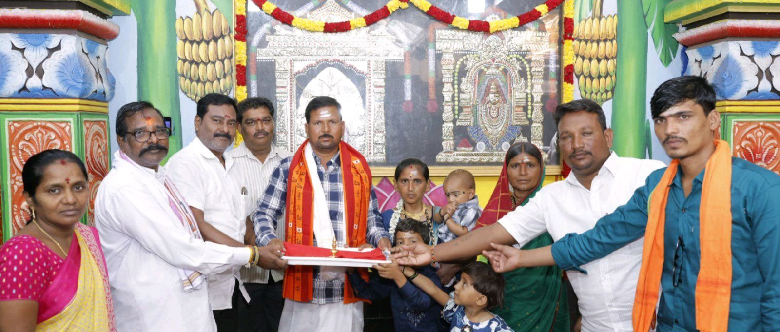 అమ్మవారికి లక్కతో కూడిన బంగారు  గోపుర కలశం  సమర్పణ
