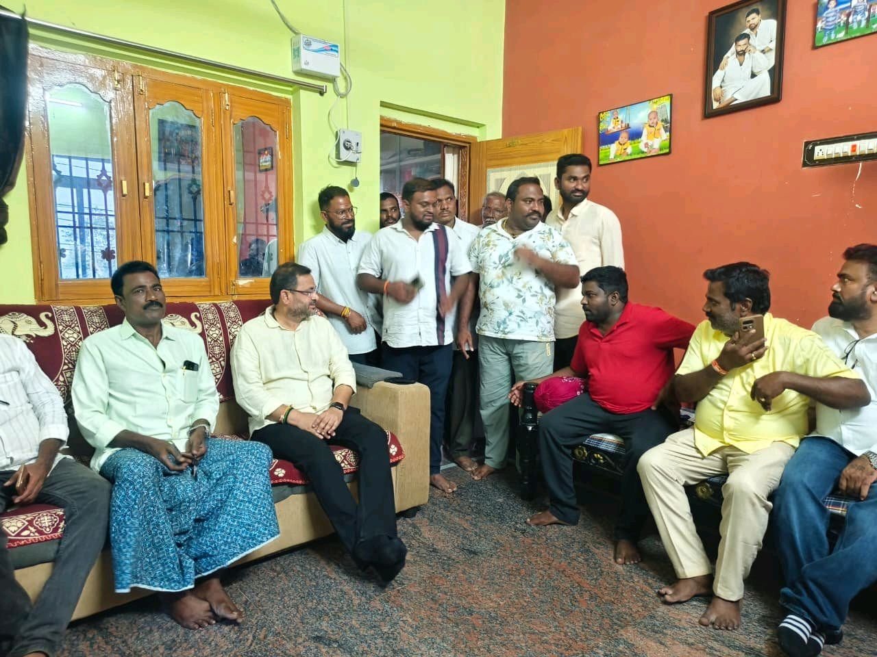 టీడీపీ కార్యకర్తపరామర్శించినసుగవాసి ప్రసాద్ బాబు