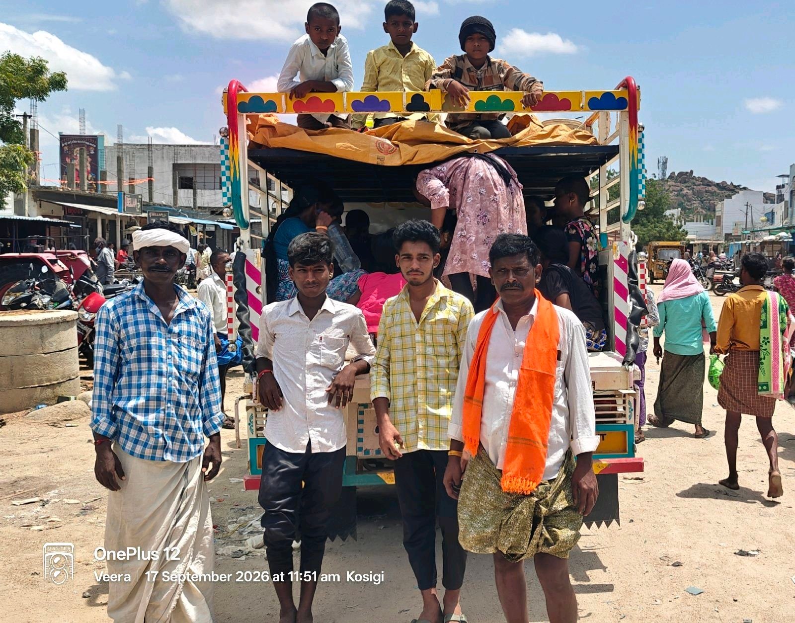 ఆకలి కేకలు.. వలస బాటలు: ఊరు విడిచి వెళ్తున్న కూలీలు
