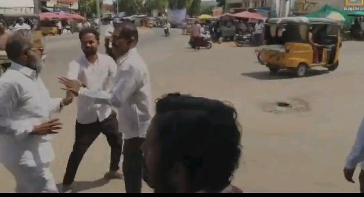ఆదోని: రోడ్డు పై కొట్టుకున్న అడ్వకేట్లు