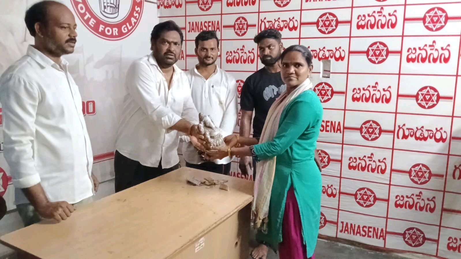 తీగల చంద్రశేఖర్ మట్టివినాయకుని ప్రతిమలు పంపిణీ