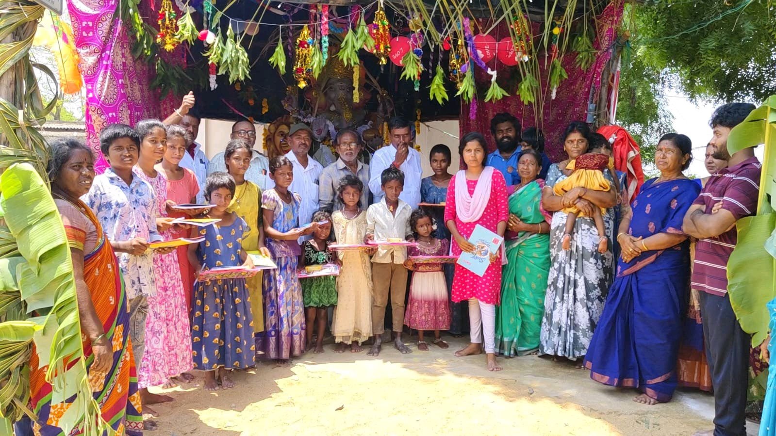 గోవిందరాజుపురంలో విద్యార్థులకు స్టేషనరీ పంపిణీ