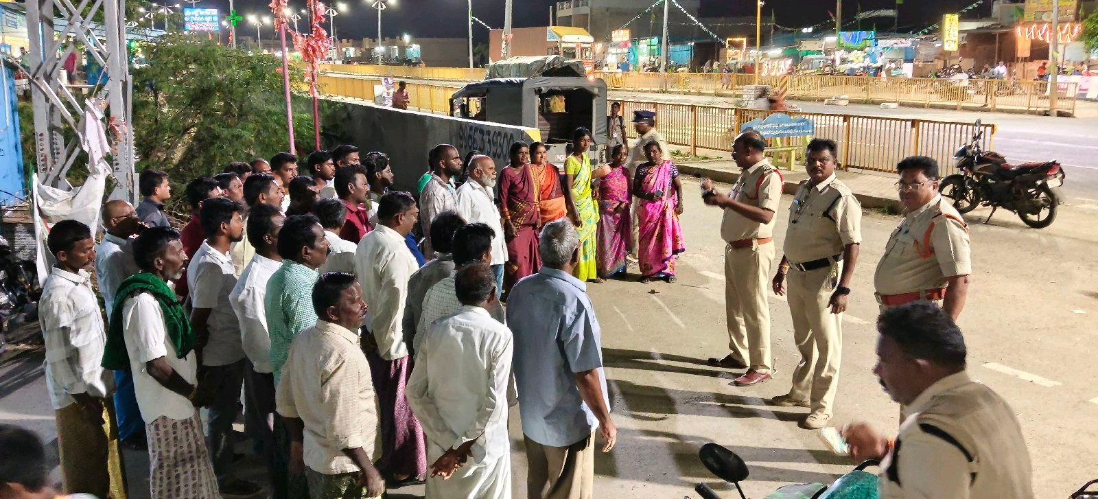 కొండాపురంలో శక్తి యాప్ సైబర్ నేరాలపై పోలీసులు అవగాహన