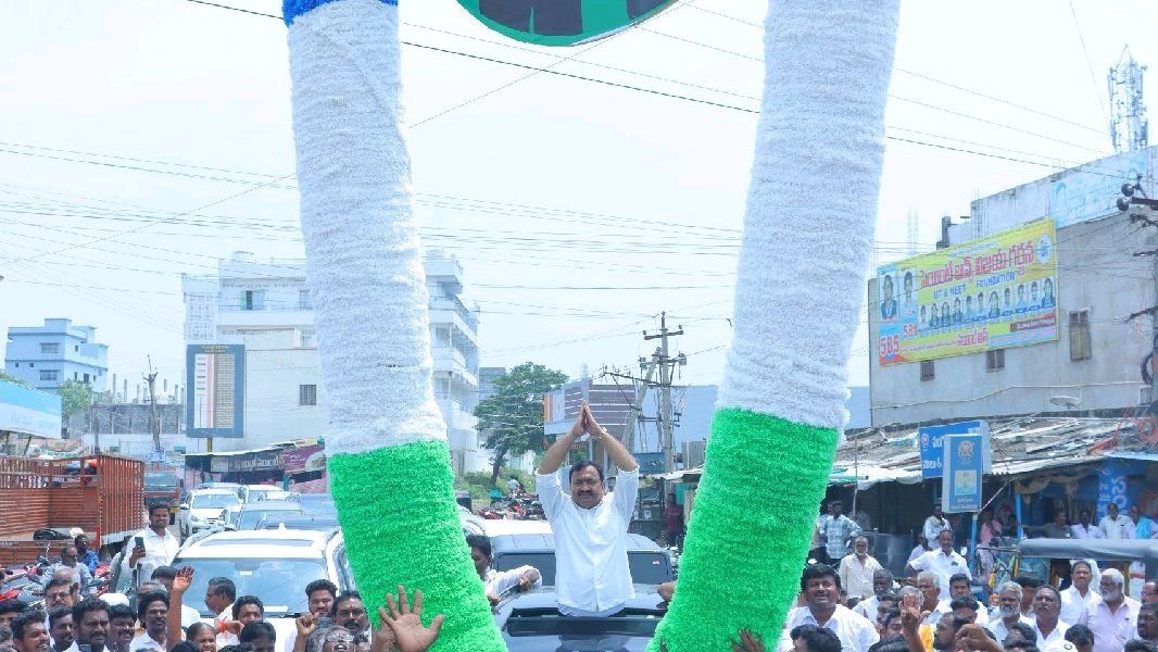 శంకరరావు ను భారీ గజమాల తో స్వాగతం పలికిన బిల్లూరి శశాంక్