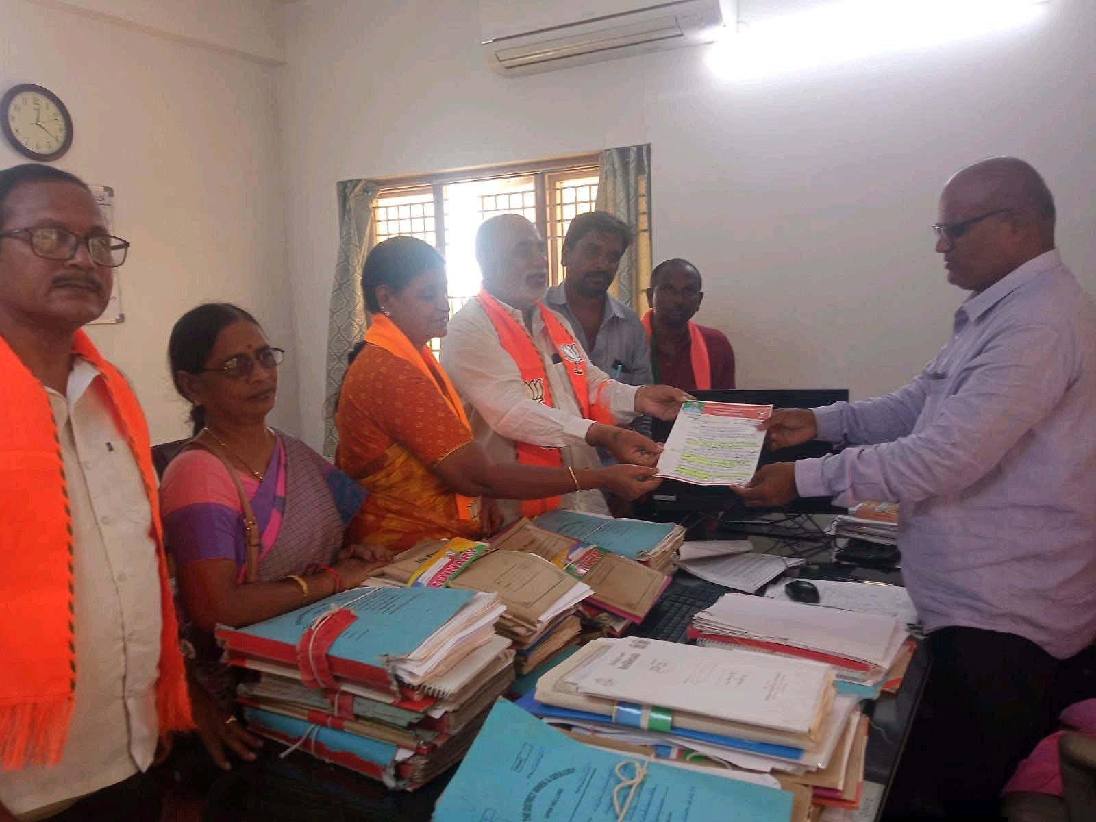 స్వర్ణముఖిలో ఇసుక అక్రమ రవాణా అరికట్టాలి