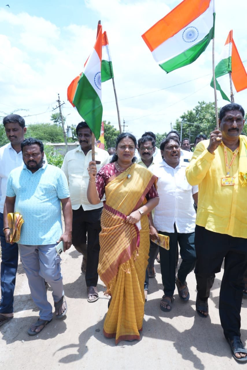 దేశభక్తి చాటుతూ సంక్షేమ పథకాలు ప్రజల్లోకి...