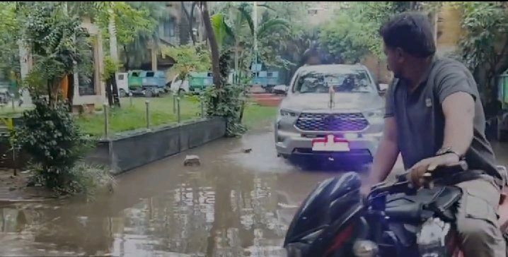 ఆదోని.మున్సిపల్ ఆఫీస్ లోకి చేరిన వర్షం నీరు