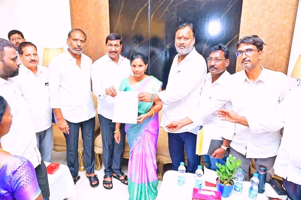 విద్యుత్ ప్రమాద బాధిత కుటుంబానికి మంత్రి మండిపల్లి