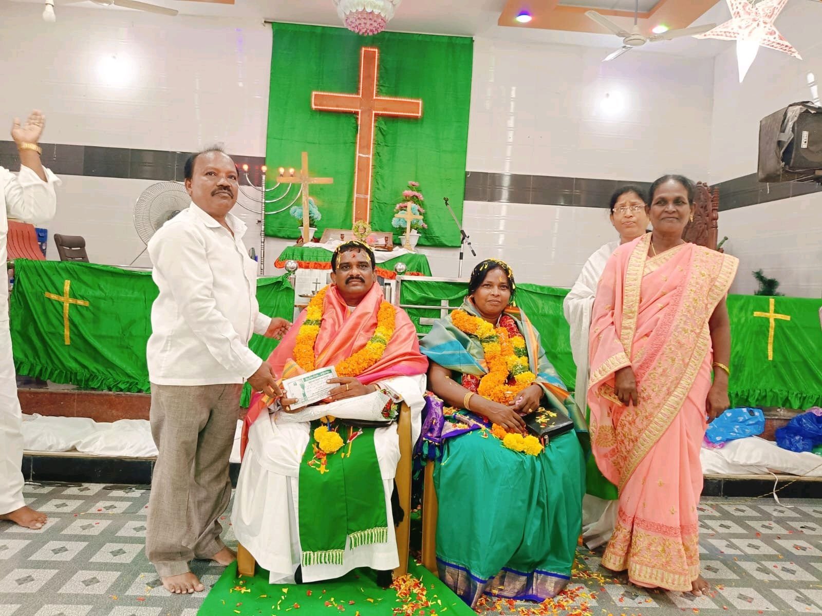 పాస్టర్ సత్యానందం దంపతులను సన్మానించిన కంభంపాటి దాసు