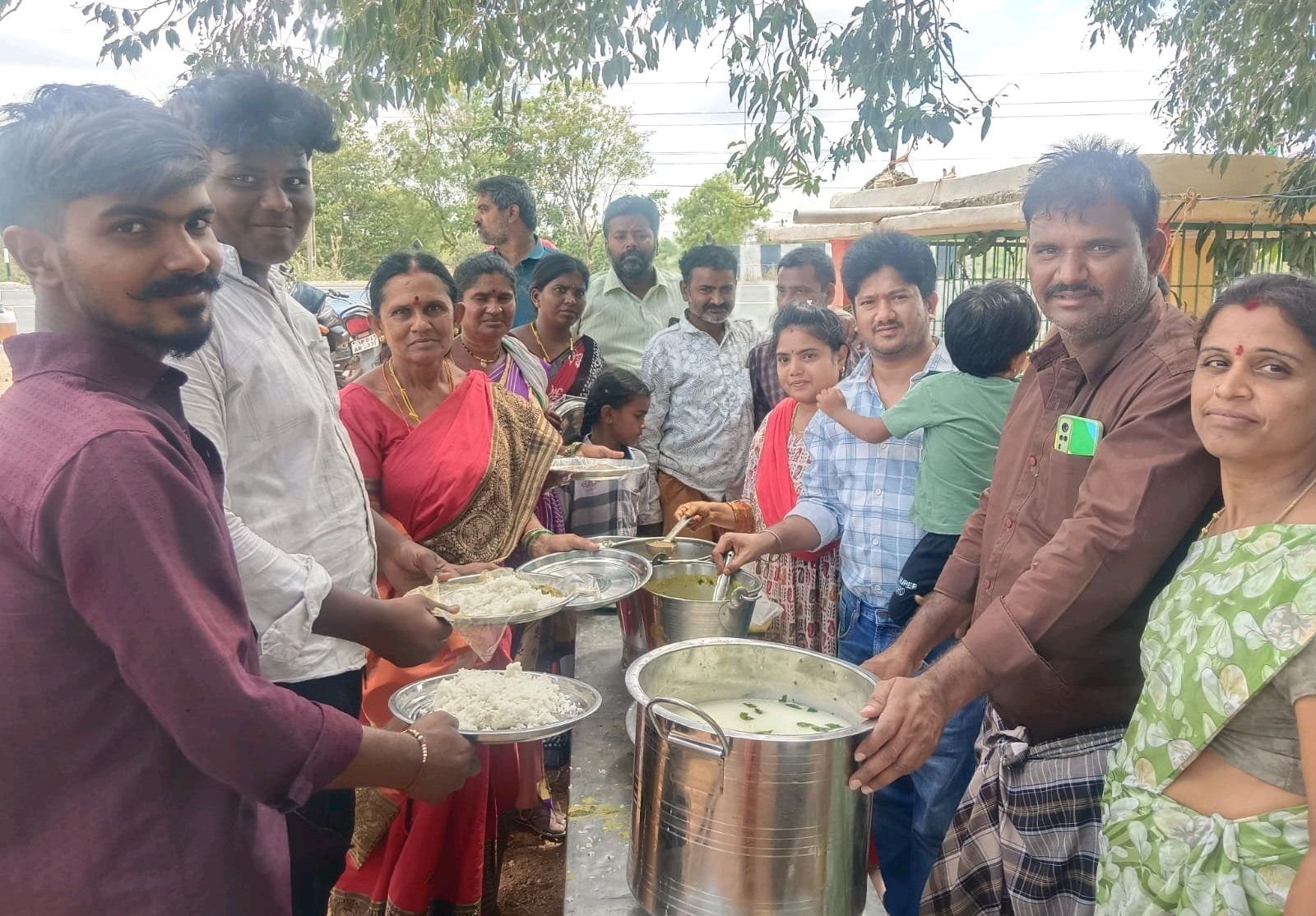 ఆంధ్ర అయోధ్యలో 2000 మందికి అన్నదానం