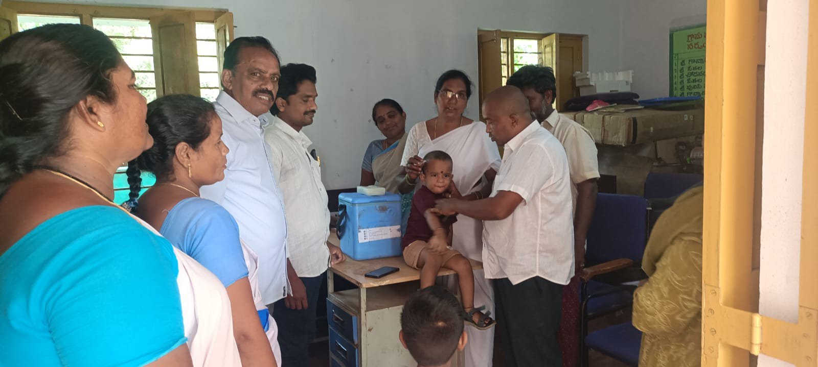 సాతులూరు లో పల్స్ పోలియో కార్యక్రమంలో కరుణా కుమార్.....