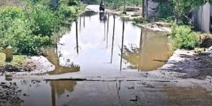 పులివెందుల: కదలని మురుగు నీరు పట్టించుకోని అధికారులు