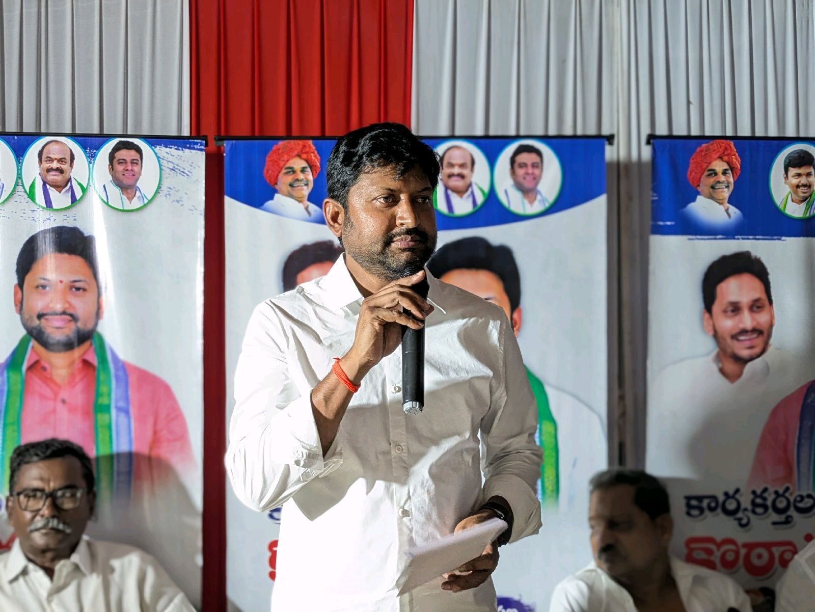 అబ్బయ్య చౌదరి కార్యక్రమాన్నిఅడ్డుకున్న కొల్లేరు వాసులు