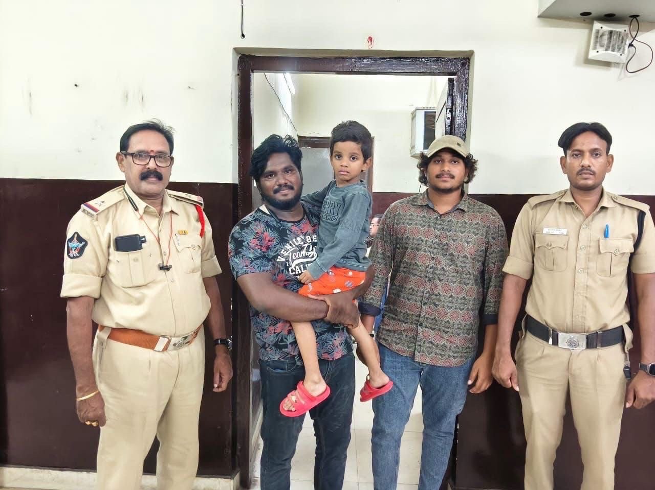 40నిమాషాల్లో తప్పిపోయిన బాలుడిని గుర్తించిన పోలీసులు
