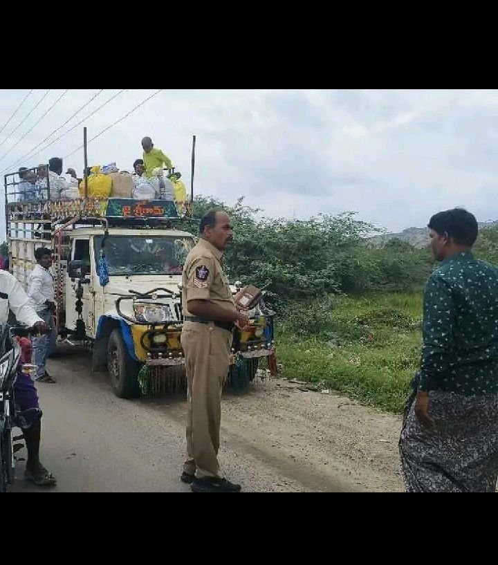 వాహనదారులు నిభందనలు పాటించాలి :-ఇస్వి పోలీసులు
