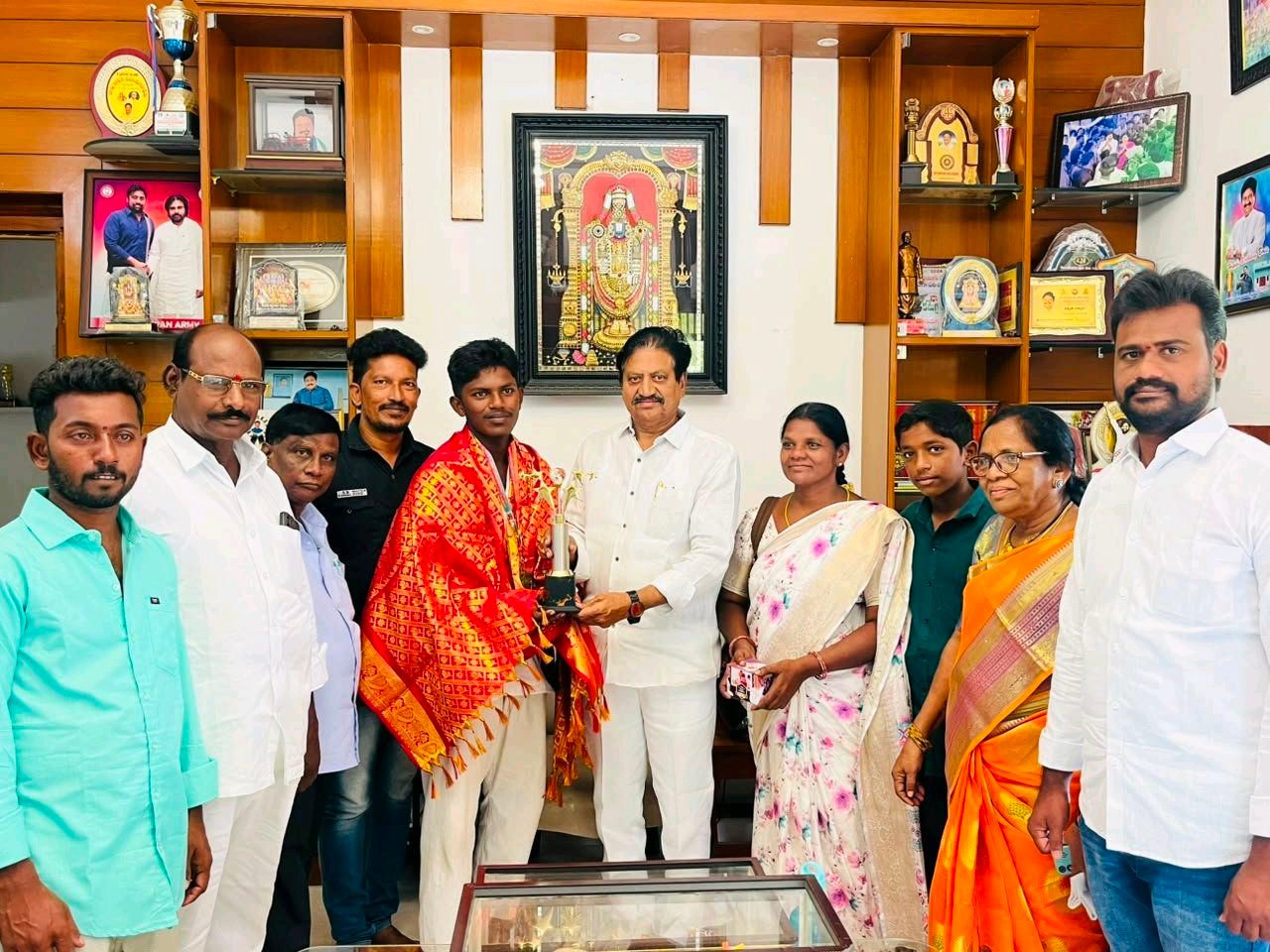 కరాటే విజేత జితేంద్ర ను అభినందించిన సామినేని ఉదయ భాను