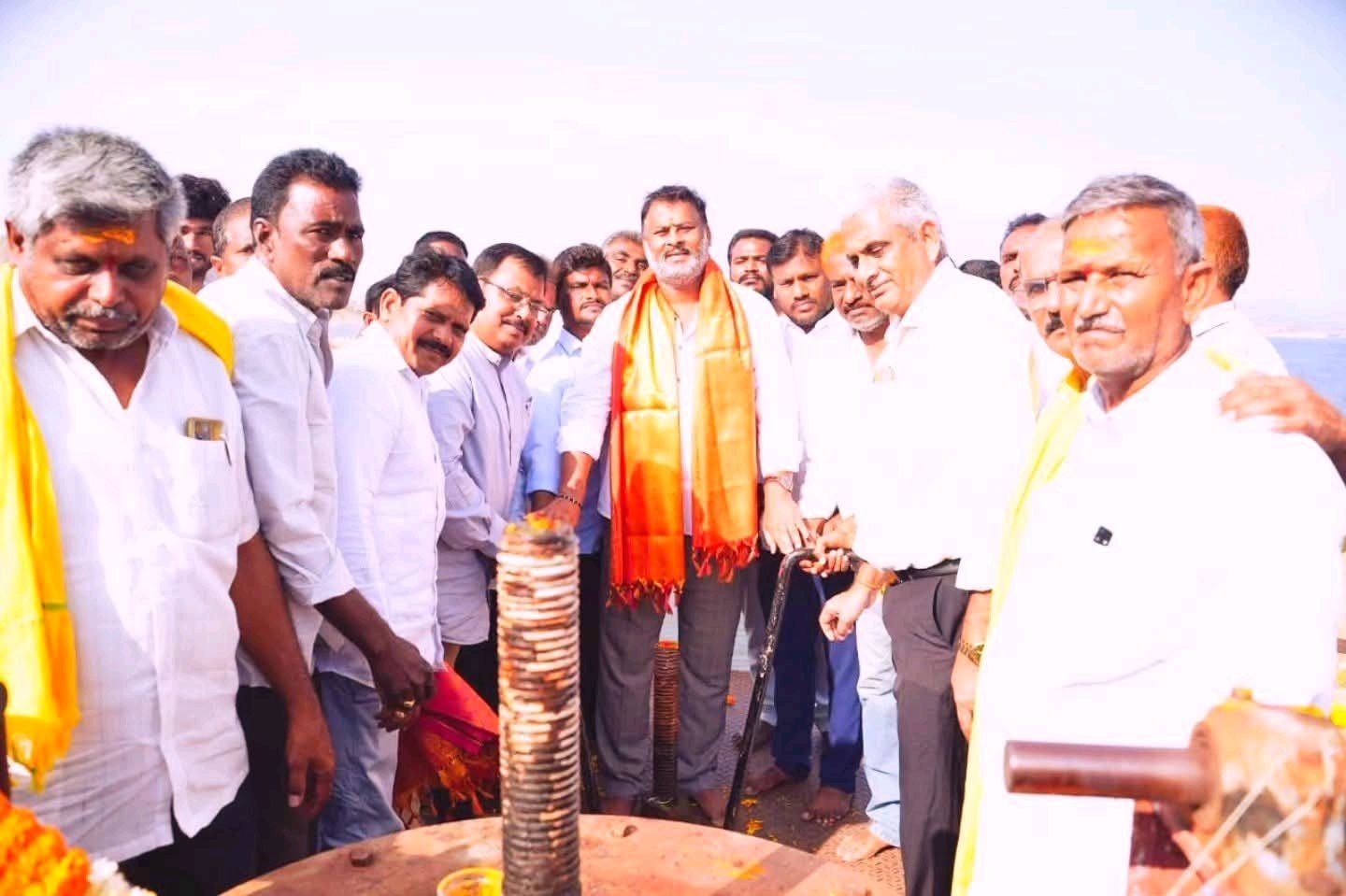 వెలిగల్లు కాలువకు నీరువదిలిన మంత్రి మండిపల్లి