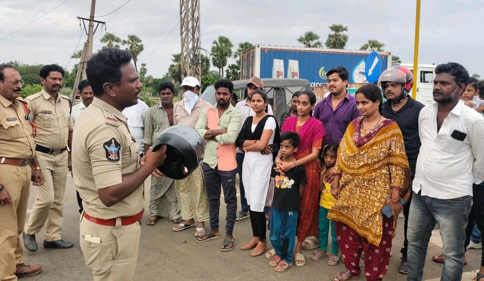 ప్రతి ఒక్కరు హెల్మెట్ ధరించాలి రూరల్ ఎస్సై చంటిబాబు