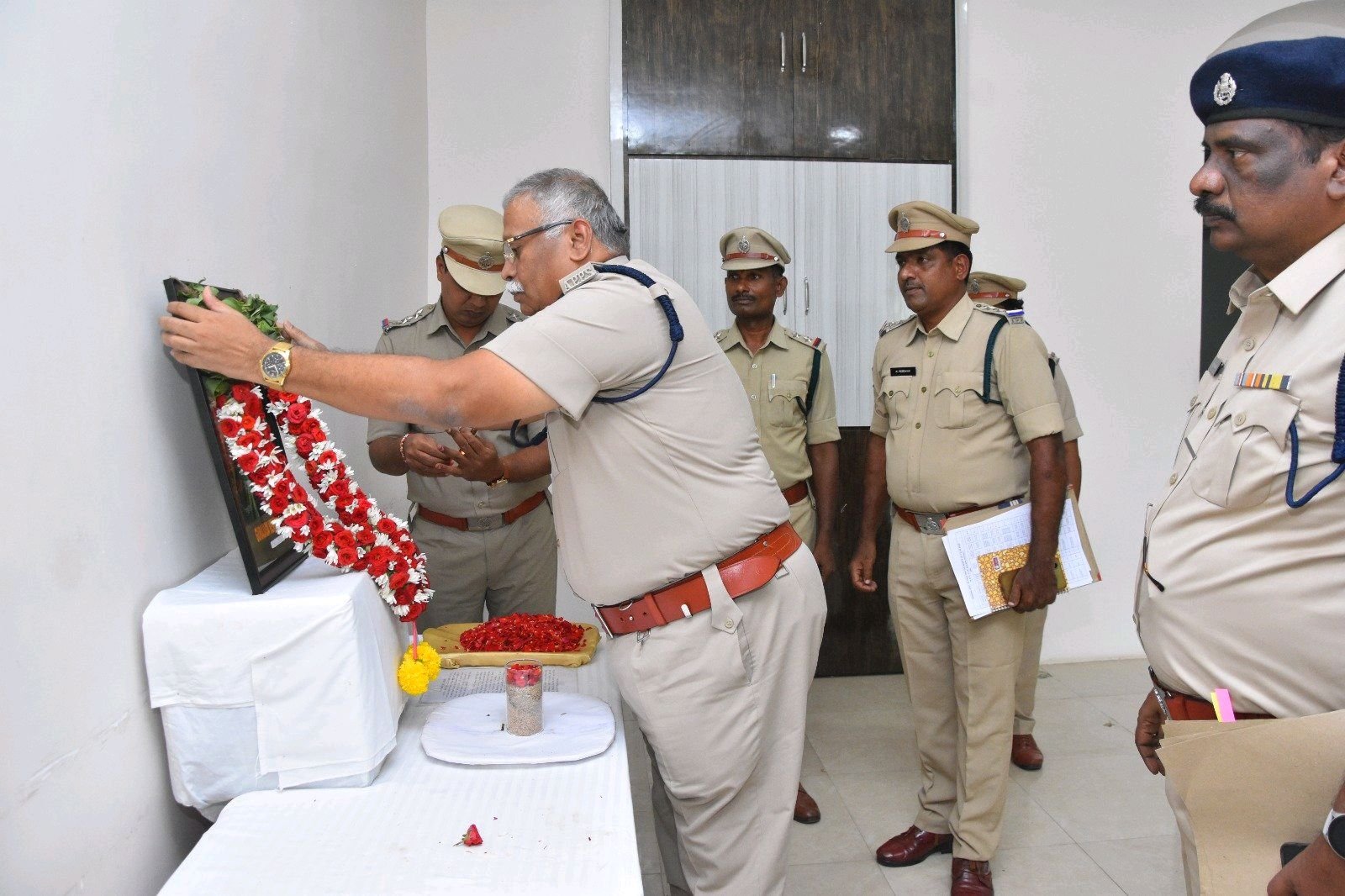 మా కవి గురజాడ అప్పారావుకు జిల్లా పోలీస్ శాఖ ఘన నివాళులు
