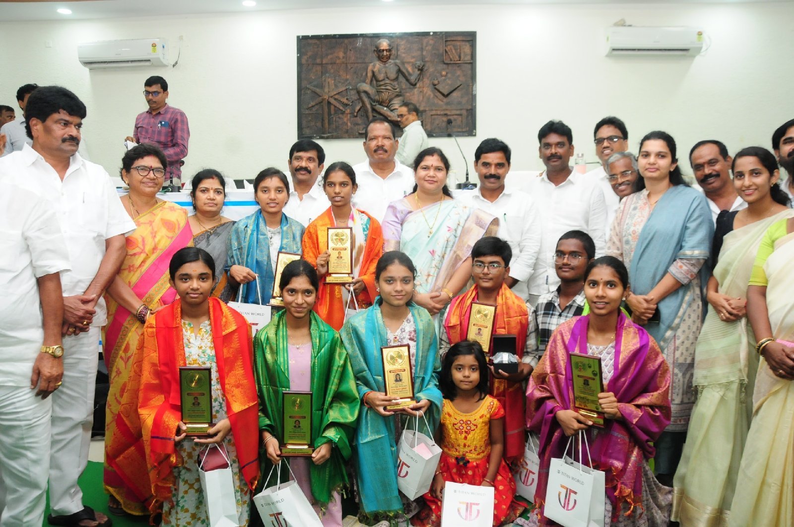 విద్యార్థులకు సత్కారాలు