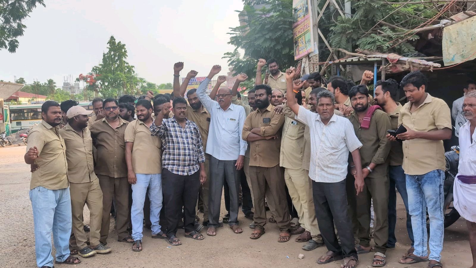 గుడివాడ-విజయవాడ హైర్ బస్సు డ్రైవర్ పై దాడి?43 బస్సులు?