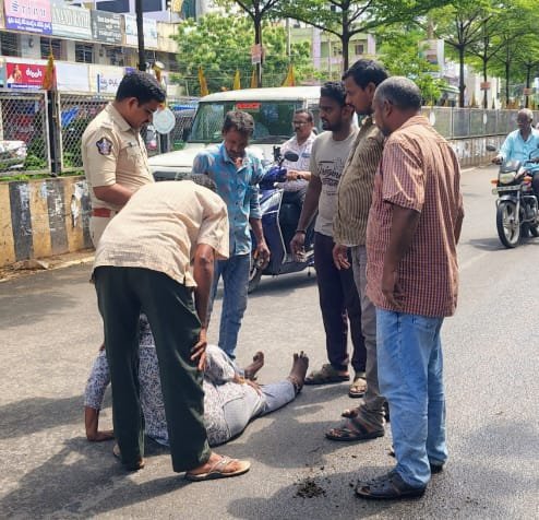 మచిలీపట్నంలో ఆవు ఢీకొని మహిళకు గాయాలు