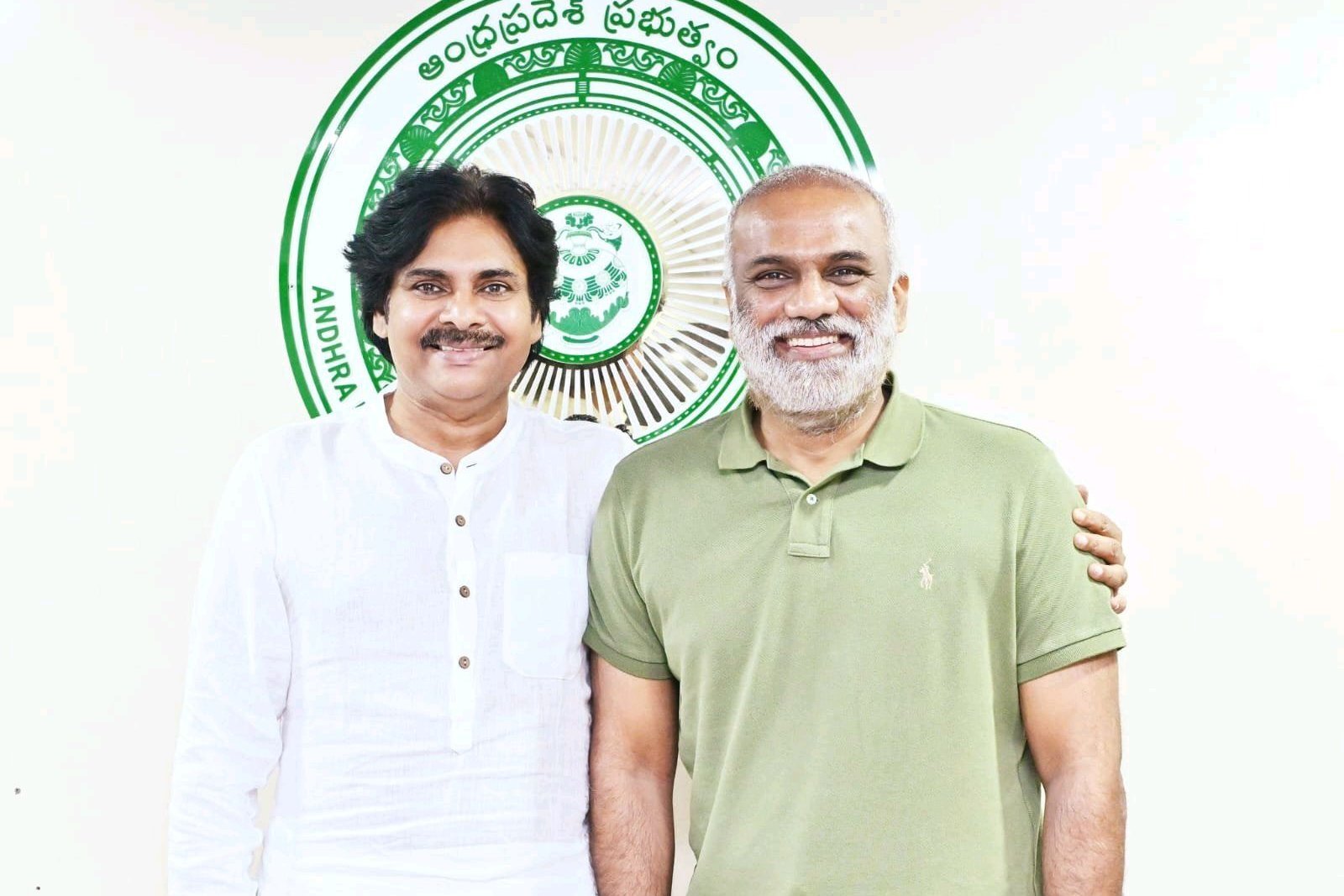 పవన్‌కళ్యాణ్‌తో వంగవీటి రాధాకృష్ణ ఆత్మీయ భేటీ