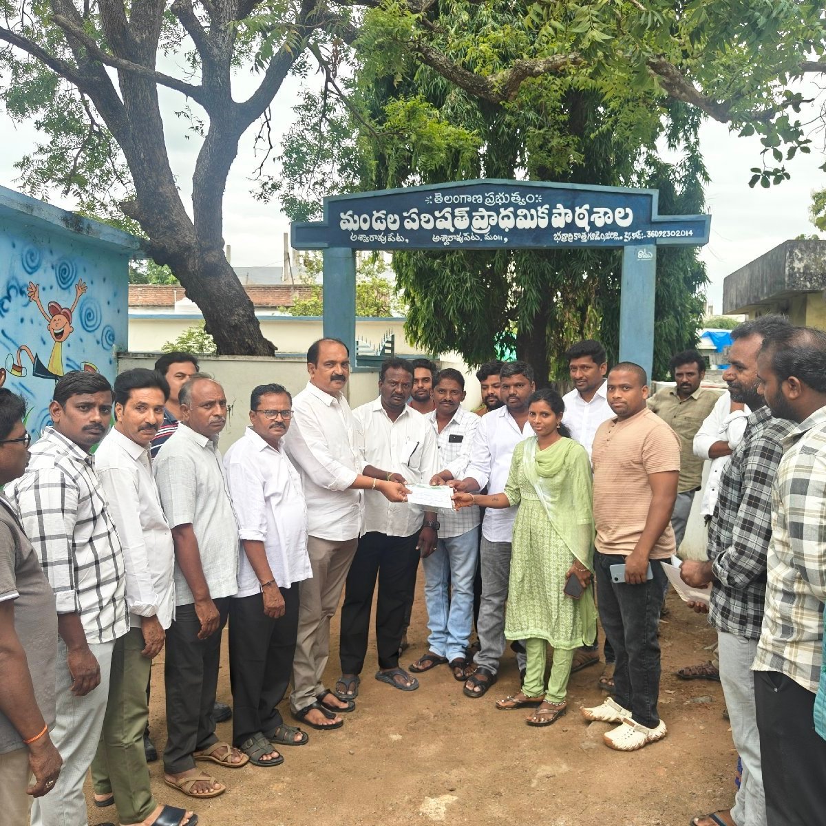 లబ్ధిదారులకు రేషన్ కార్డుల పంపిణీ