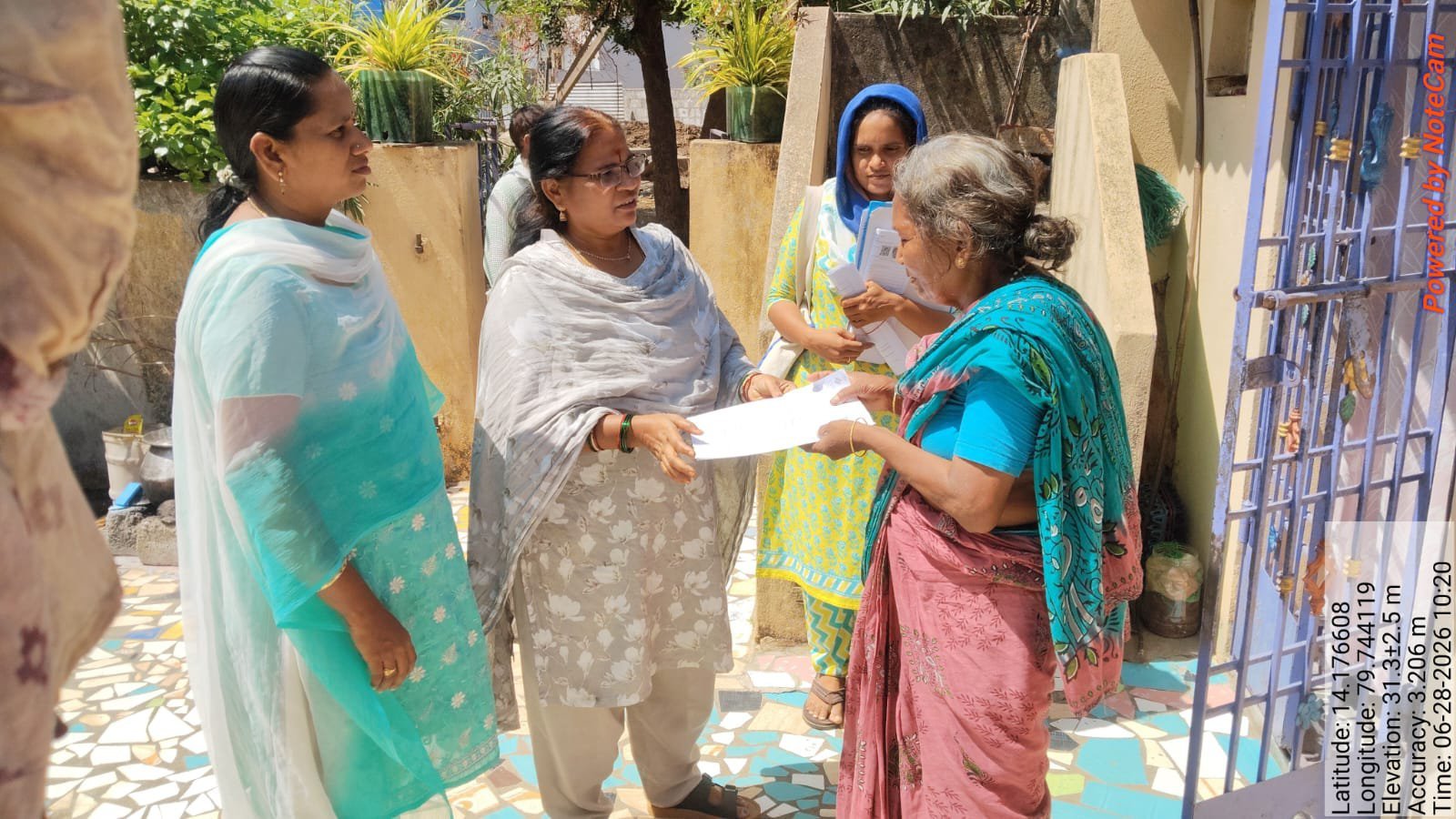 బి ఎల్ ఓ లు ఇంటింటి ఓటర్ సర్వే ని పరిశీలన