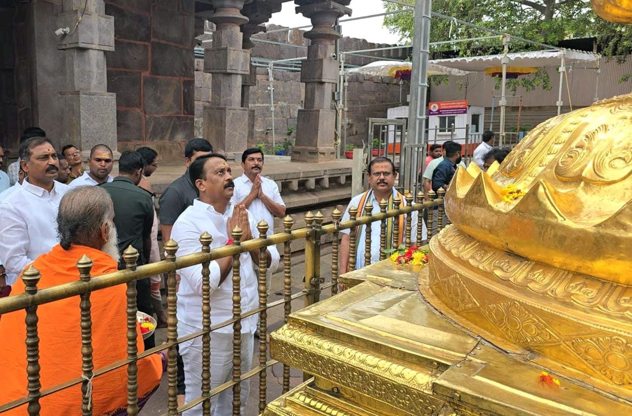 శ్రీశైలం ఎమ్మెల్యే మల్లన్న దర్శించుకున్నాడు