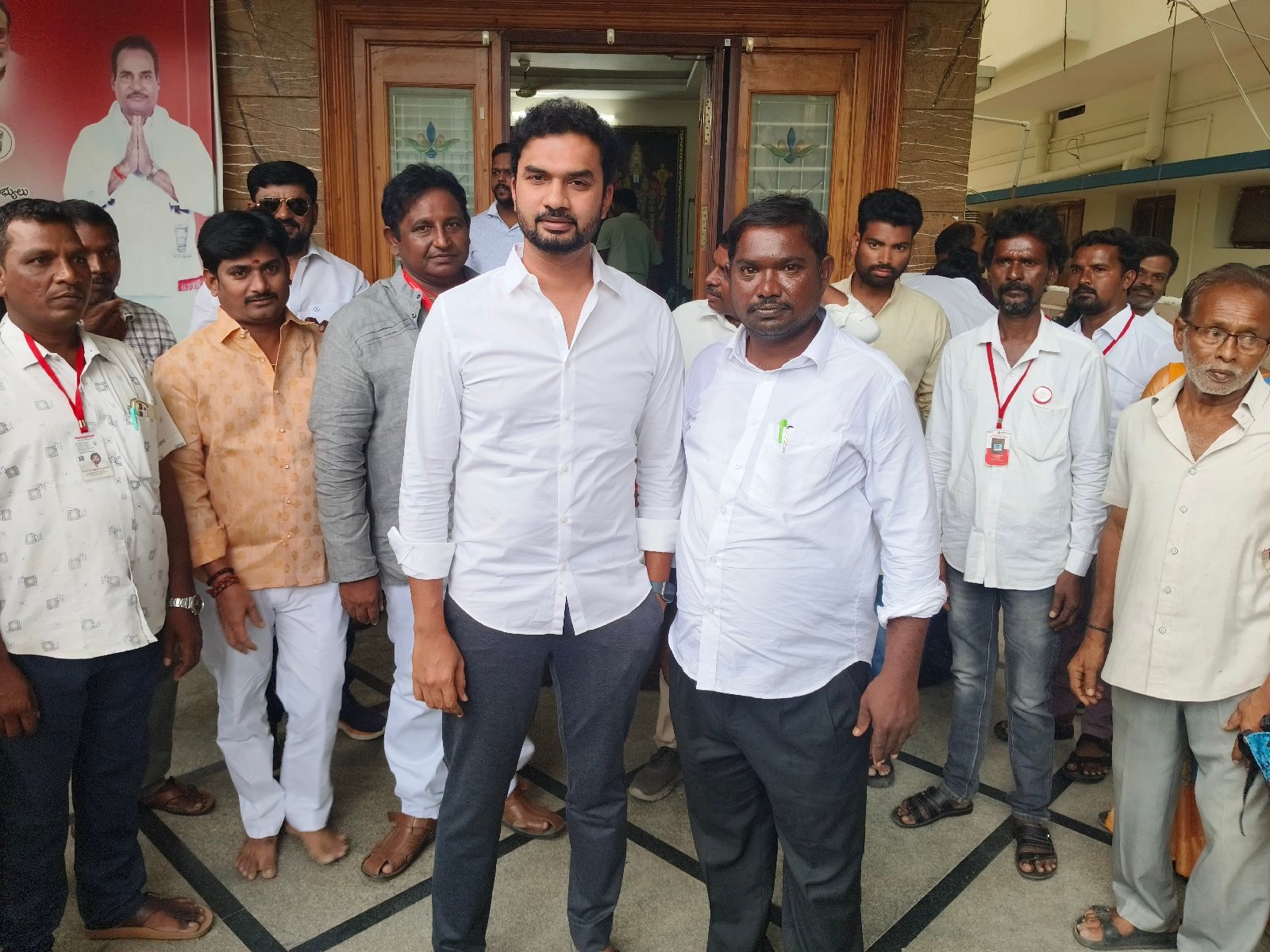 తిరుపతి ఎం ఎల్ ఏ తనయుడు ఆరణి మధన్ కలిసిన జనసేన నేతలు