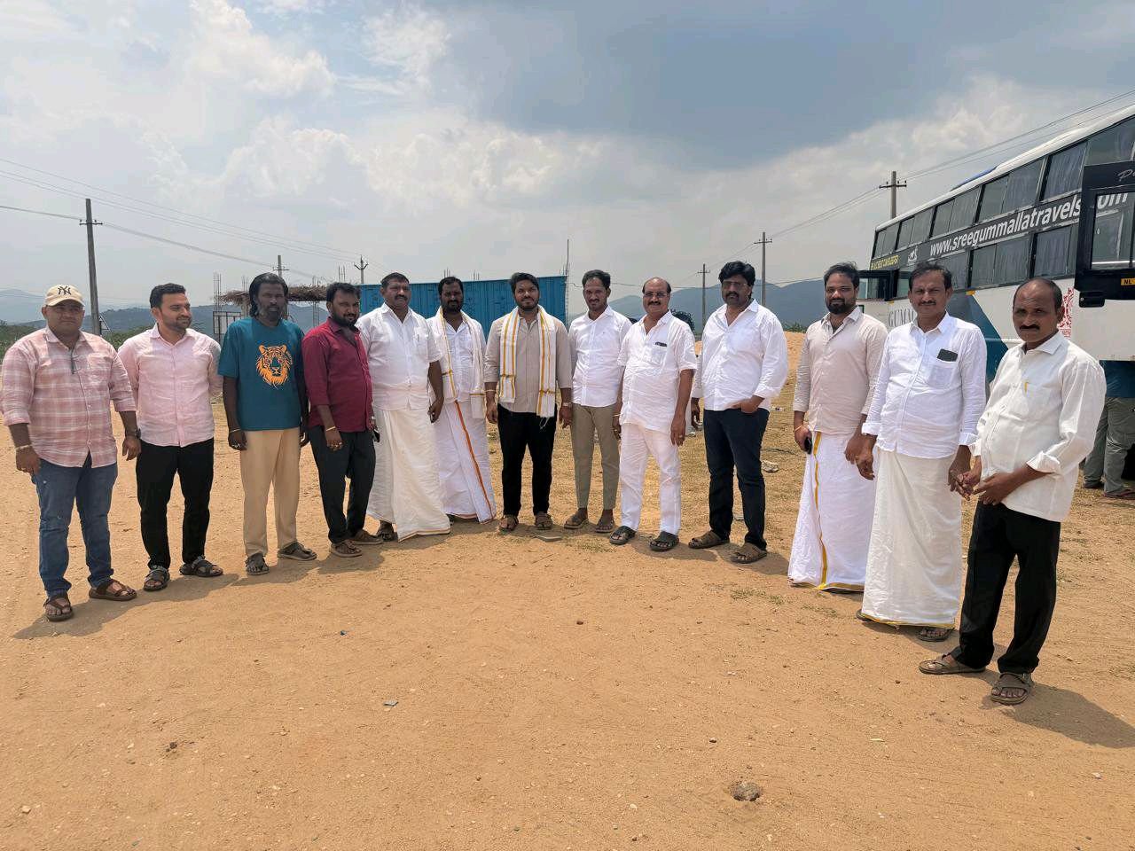 సభ ఏర్పాట్లను మండల కన్వీనర్ చింతం రెడ్డి సుబ్బారెడ్డి,