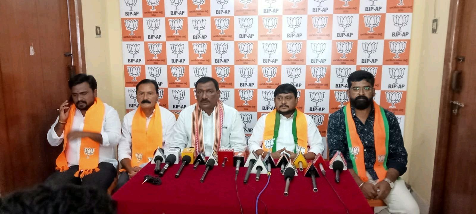 బిజెపి పార్టీ మాజీ పార్లమెంట్ కన్వీనర్ రాష్ట్ర నాయకత్వం