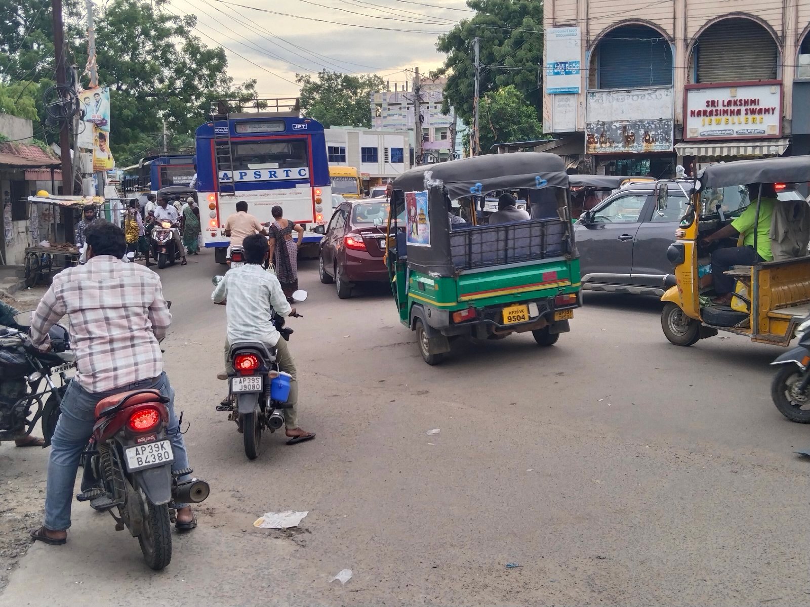 కంచికచర్లలో ట్రాఫిక్ కష్టాలు...