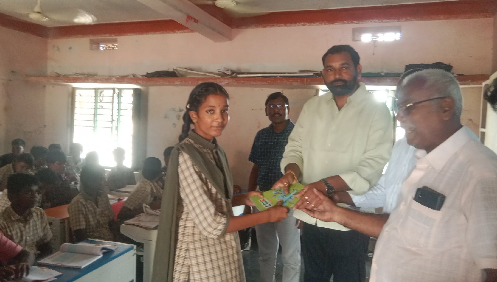 విద్యార్థులకు పుస్తకాలు పెన్నులు పంపిణి చేసిన JSP AN బాబు