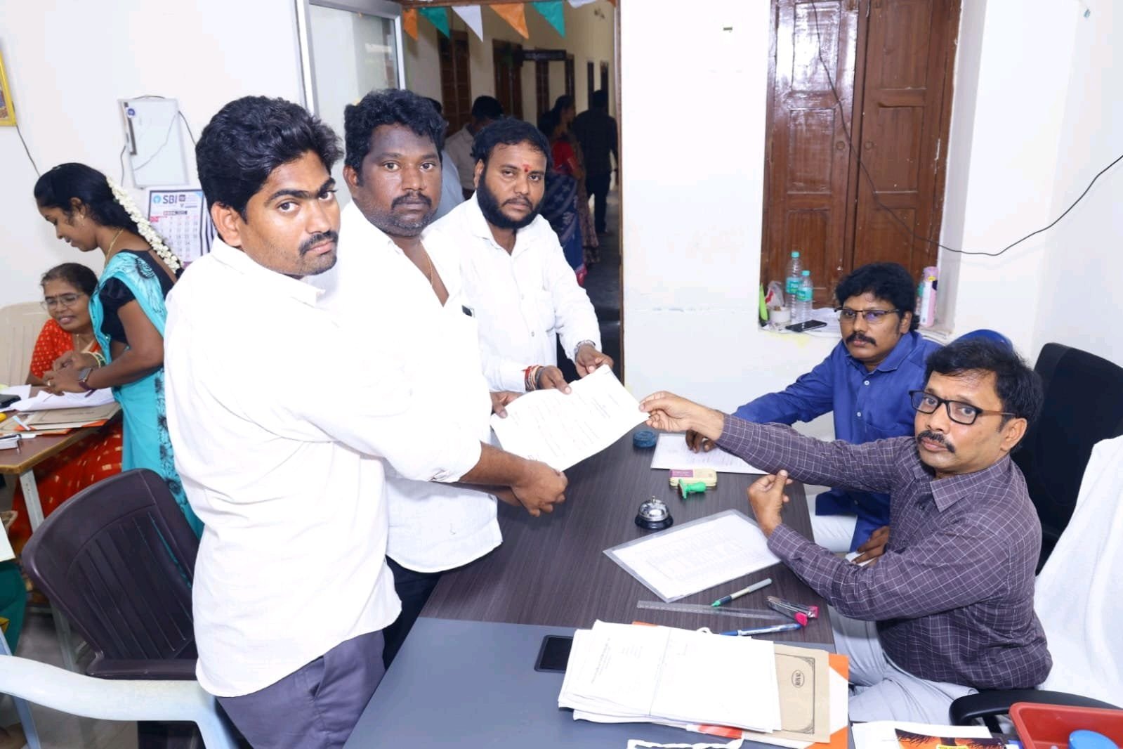 అడ్డంకులు దాటుకుని నామినేషన్ వేసిన కాంగ్రెస్ అభ్యర్థి
