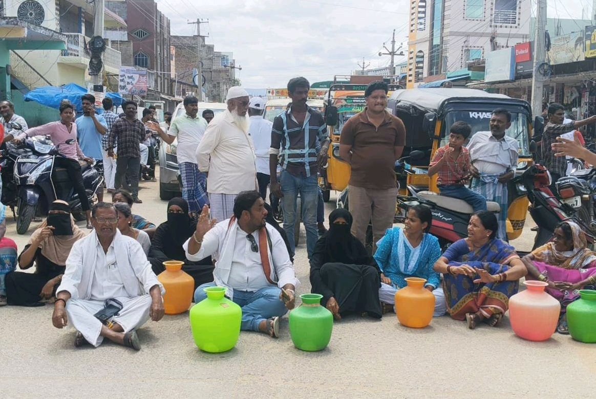రెండు నెలలుగా నీటి సమస్య రోడ్డుకెక్కిన కృష్ణా నగర్ వాసులు