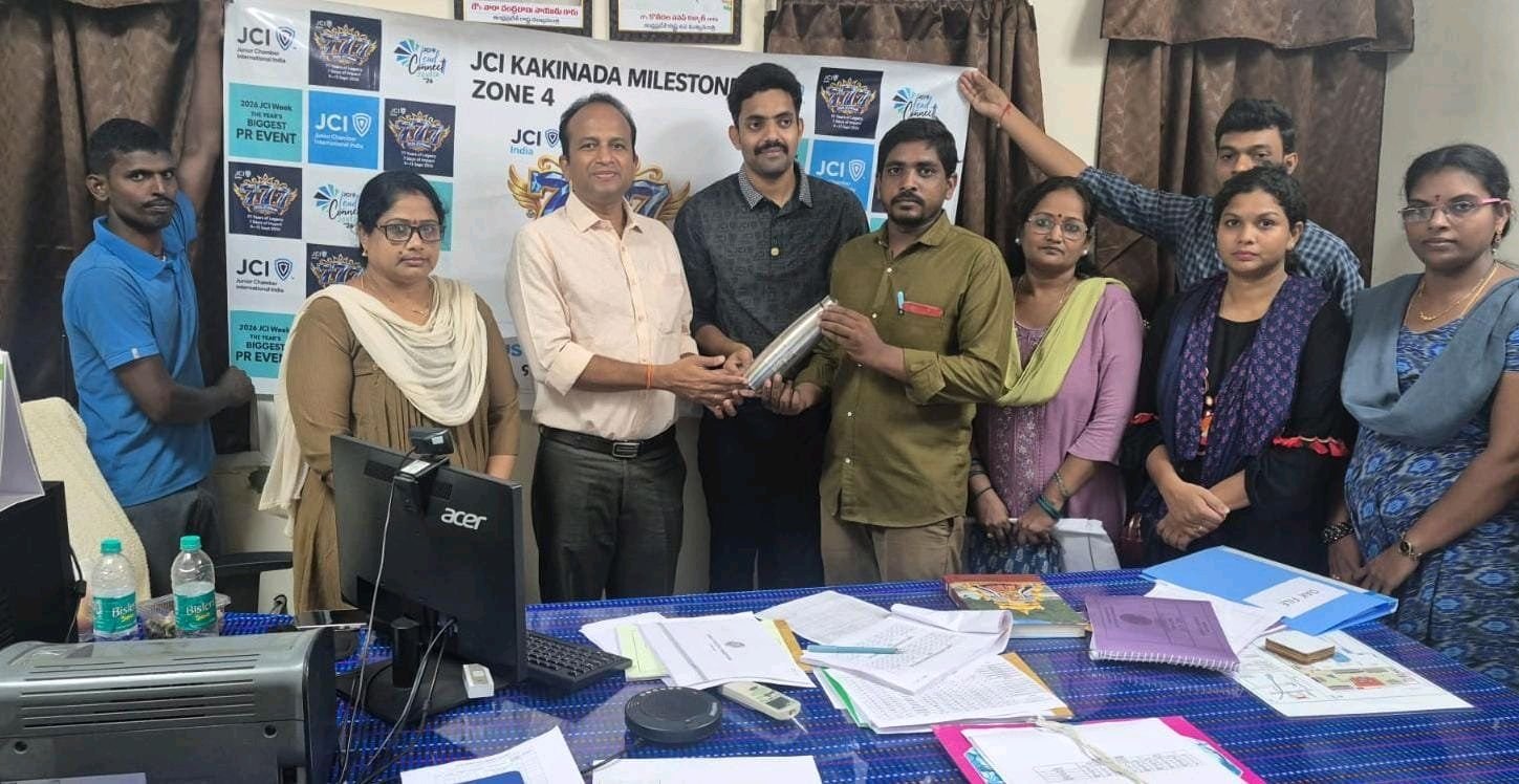 ఆర్ టి సి సిబ్బంది కి వాటర్ బాటిళ్ళు పంపిణీ