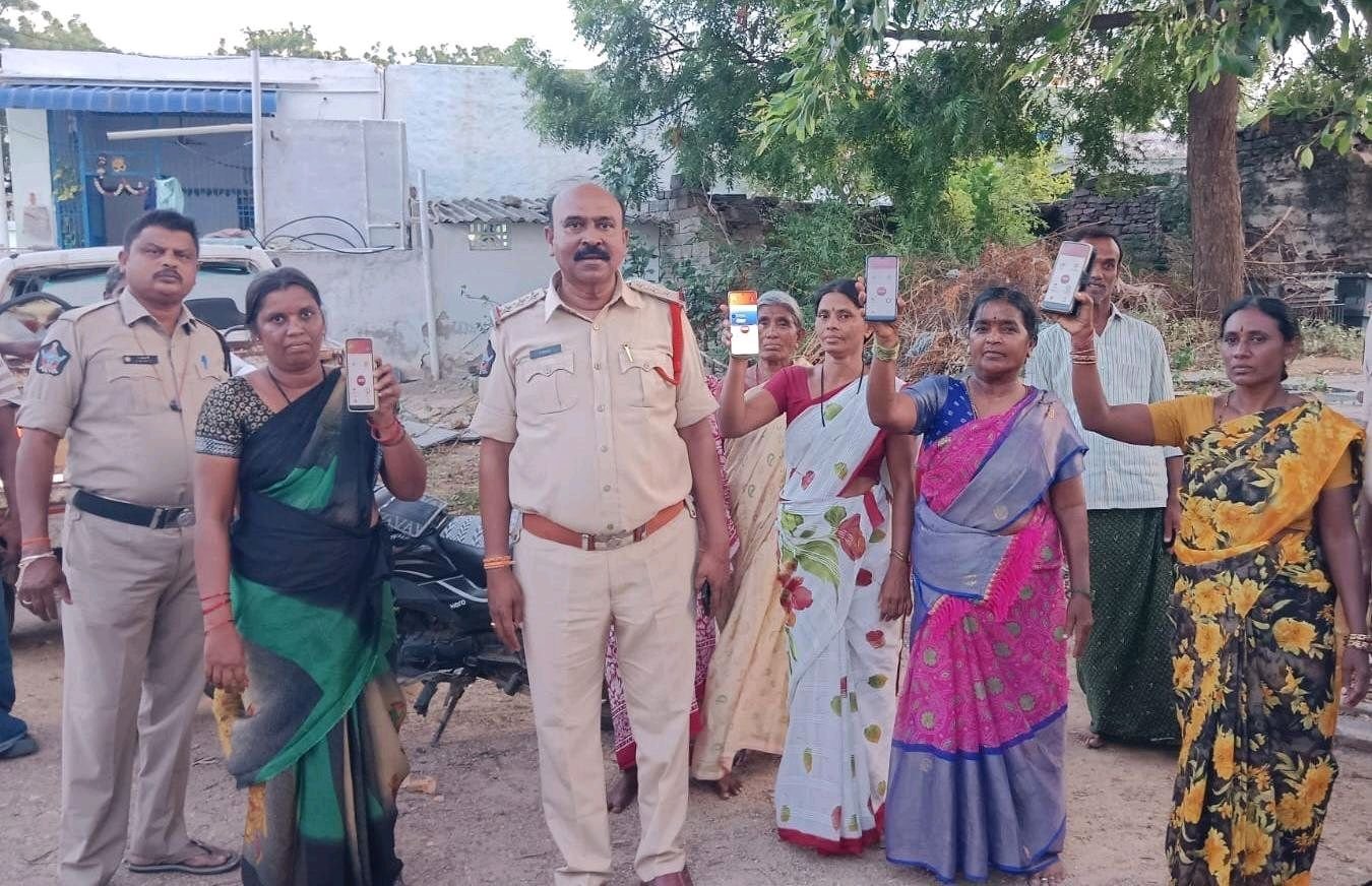ఎస్ తిమ్మాపురం లో పోలీసుల ఫుడ్ పెట్రోలింగ్