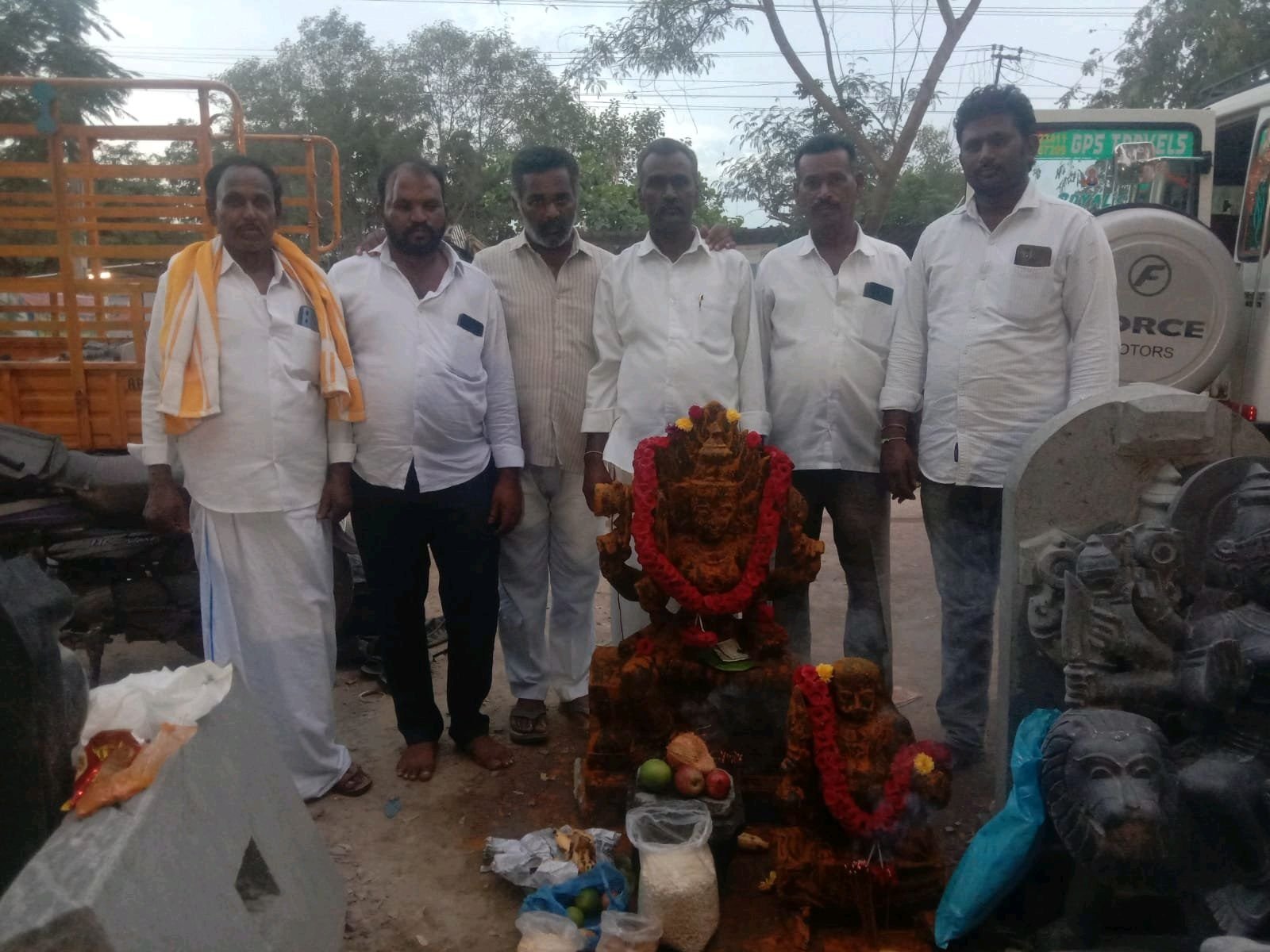 గంగమ్మ తల్లి, పోతుల రాజు విగ్రహాలు అందజేసిన డీకే బాబు