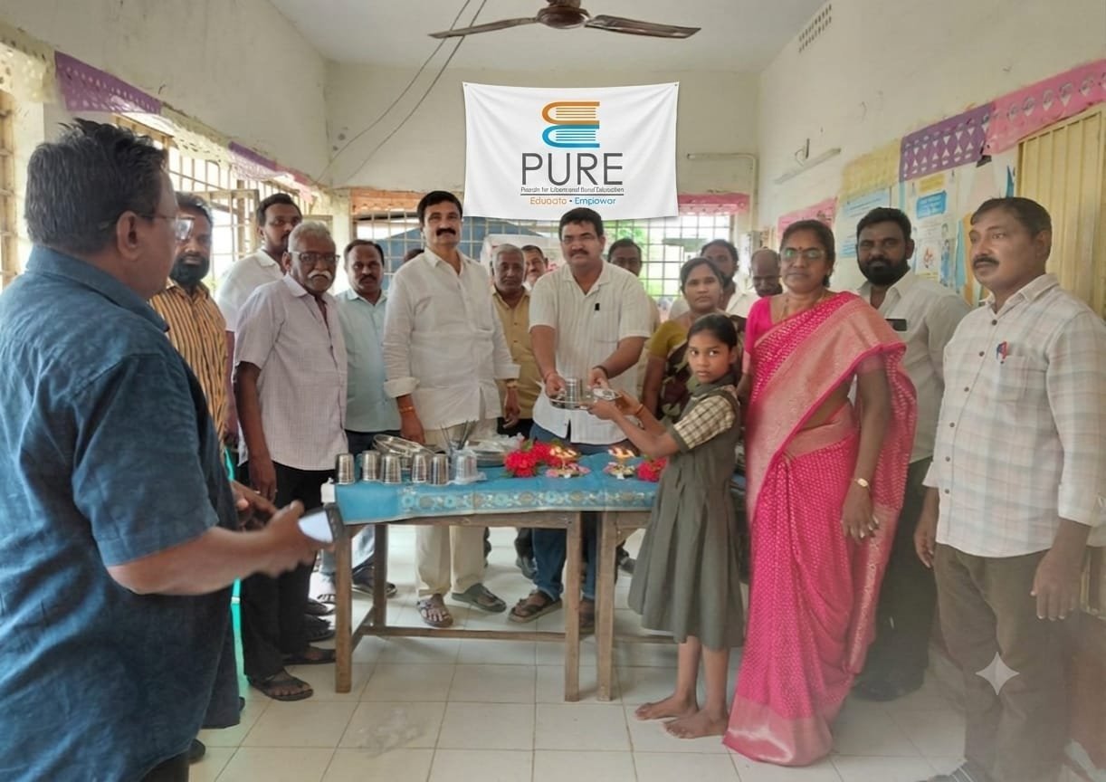 విద్యార్థులకు ప్లేట్లు, గ్లాసులు పంపిణీ చేసిన కోగంటి