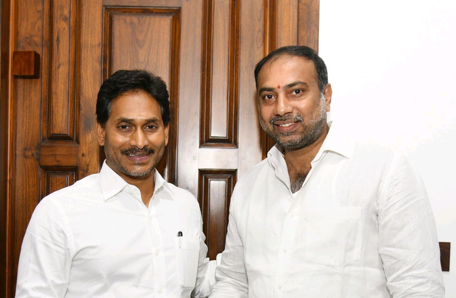YSRCP అధినేత జగన్ ని కలిసిన గంగా సురేష్ బండారు.