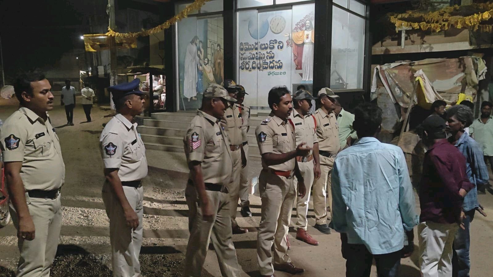 గుడ్‌మెన్‌పేటలో గుడివాడ 2 టౌన్ పోలీసుల ఫుట్ పెట్రోలింగ్